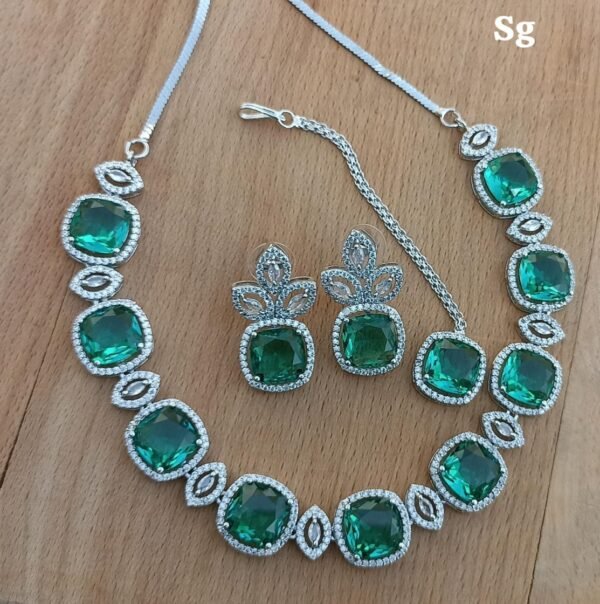 A Beautiful Necklace For Women - Image 2