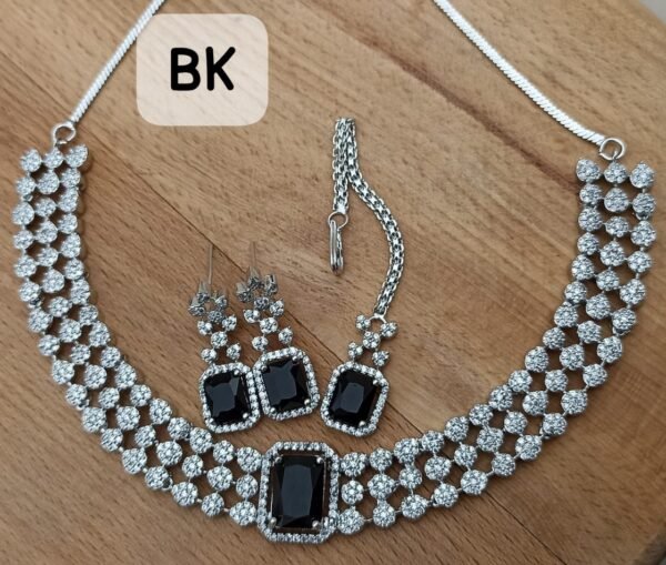 A Beautiful Necklace For Women - Image 4